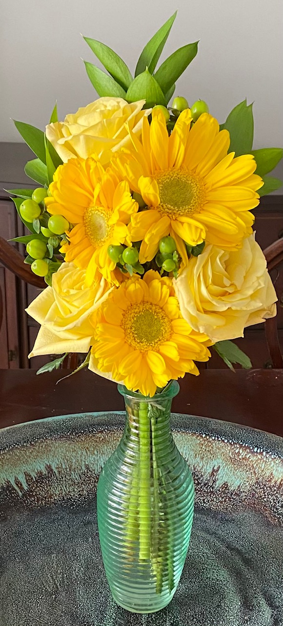 Yellow roses, daisies and hypercium berries 